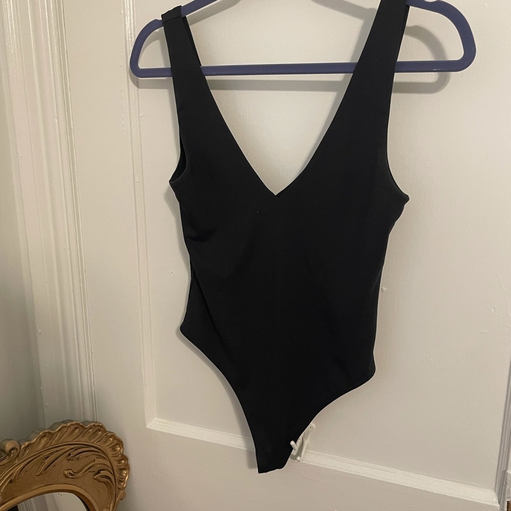 Aritzia Babaton Contour Body Suit V Neck